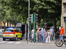 L’ambulanza e l’automedica intervenute tra viale Miramare e largo Roiano per salvare l’anziana. Foto Lasorte