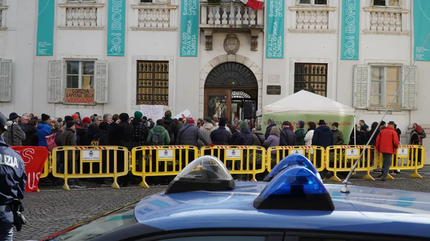Una manifestazione davanti al Municipio contro la cittadinanza onoraria a Mussolini