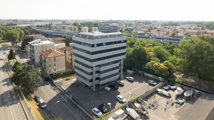 Lo studio Doctor Dent aveva la sede nel palazzo a sinistra, al sesto piano, in via della Montagnola a Mestre
