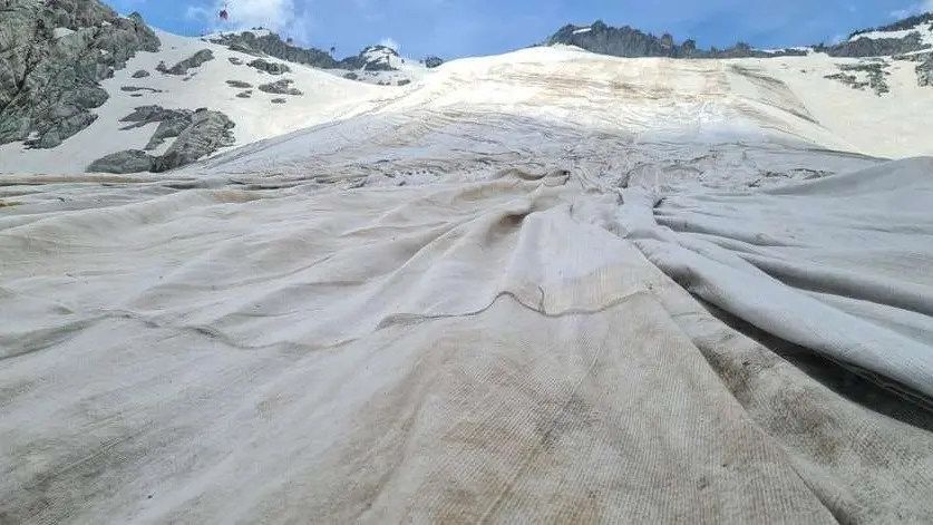 I teloni che ricoprono il ghiacciao della Marmolada