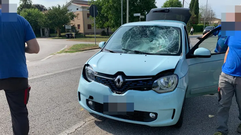 L'auto che ha investito il ciclista. Foto Ambrosio/Petrussi