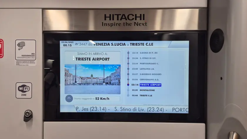 Lo schermo del regionale che annuncia l'arrivo, con la foto sbagliata, al Trieste Airport