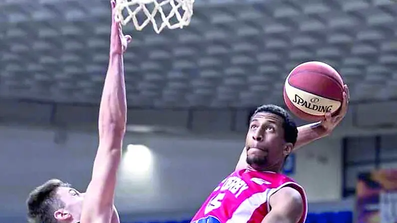 L’ala Aubrey Dawkins, classe ’95, figlio d'arte, arriva dalla Bundesliga tedesca. In alto, Alessandro Pedone