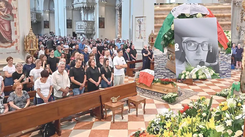 Il duomo gremito per l’ultimo saluto al giovane pilota
