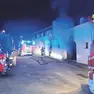 I pompieri impegnati nelle operazioni di spegnimento dell’incendio