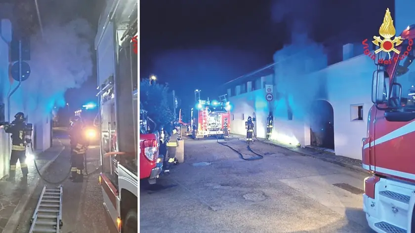 I pompieri impegnati nelle operazioni di spegnimento dell’incendio