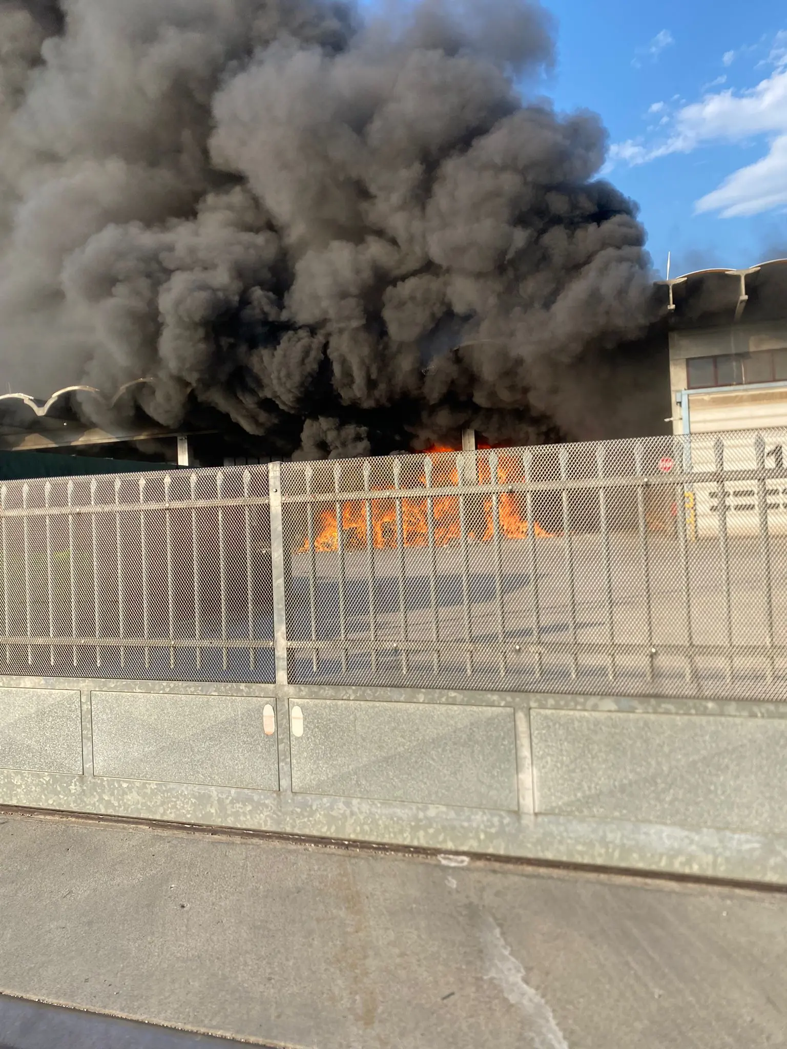 L'incendio nella zona industriale a Povoletto
