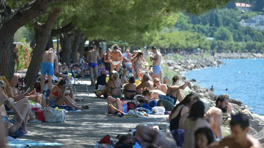 I triestini si sono riversati sul lungomare di Barcola nella calda domenica del 29 giugno. Foto Bruni