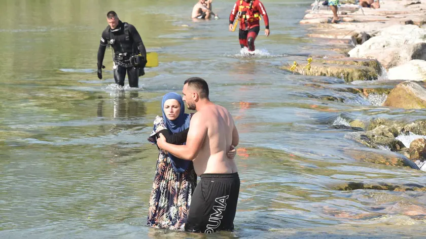 La disperazione dei genitori della piccola Adna, annegata nel Piave a 9 anni