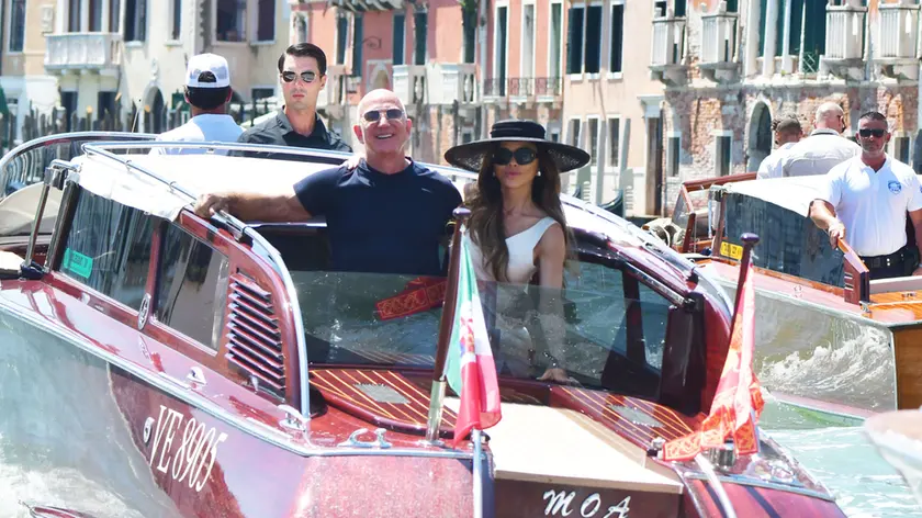 Jeff Bezos e Lauren Sanchez Bezos lasciano Venezia dopo le loro nozze