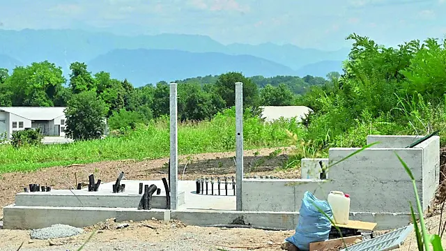 Lo stato di avanzamento dei lavori nel cantiere in cui si sta costruendo l’antenna, a Caporiacco, in località Castello foto petrussi