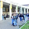 Nelle foto Petrussi d’archivio, alcuni ragazzi nella zona studi, davanti allo Zanon