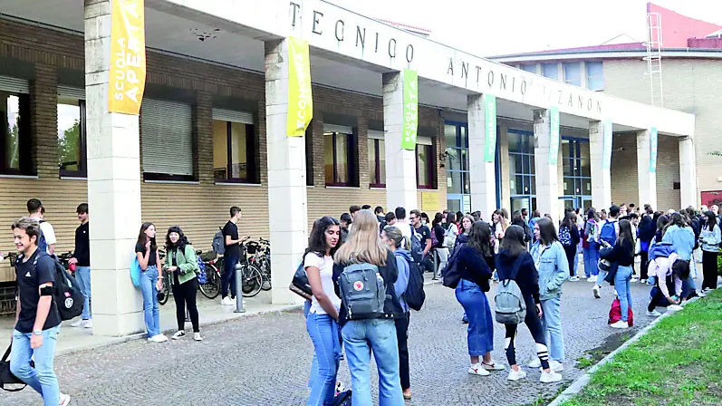 Nelle foto Petrussi d’archivio, alcuni ragazzi nella zona studi, davanti allo Zanon
