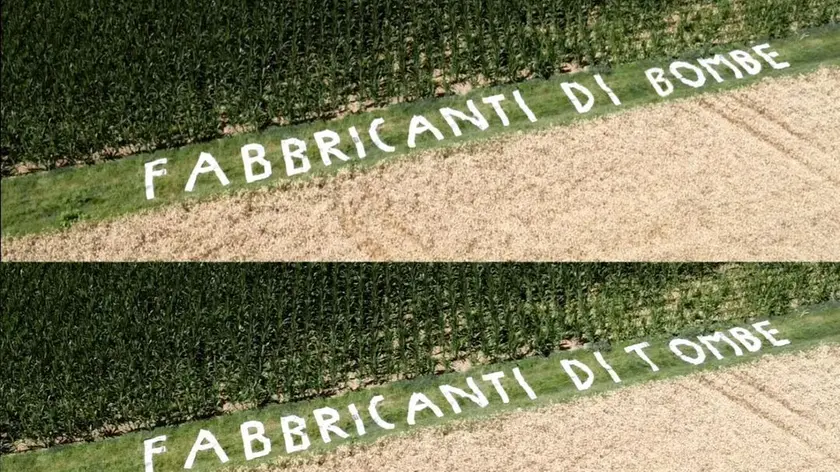 La scritta apparsa ad Aviano (foto dell'artista Mathias PdS su Facebook)