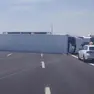 Il camion che si è ribaltato in autostrada