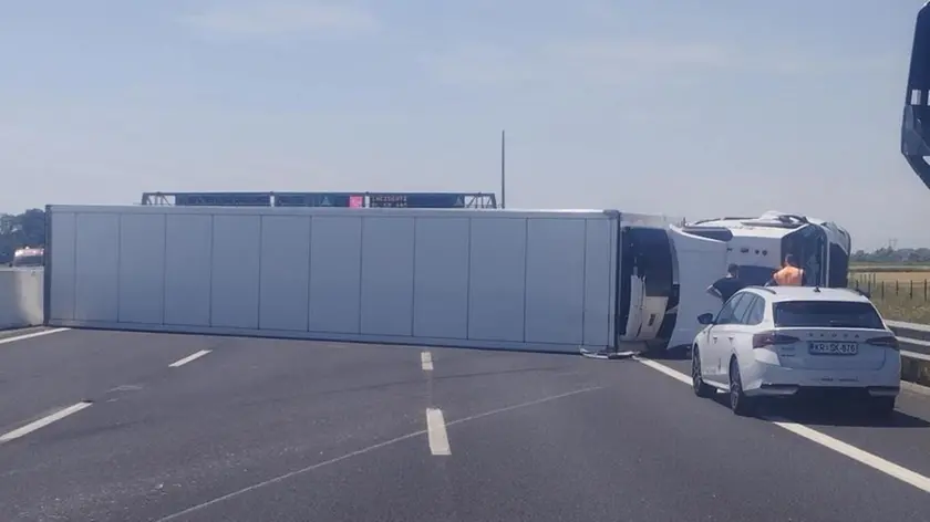 Il camion che si è ribaltato in autostrada