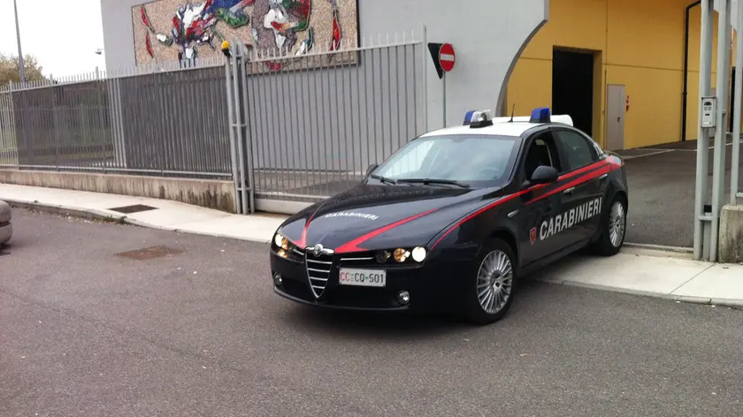 Un'auto dei carabinieri esce dalla stazione di Spilimbergo.