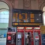 Il tabellone della stazione di Trieste in una foto di repertorio