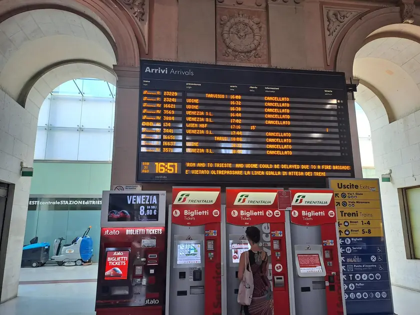 Il tabellone della stazione di Trieste in una foto di repertorio