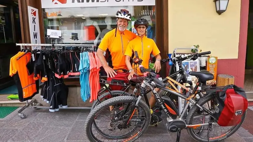 Sebastiano Visintin e Liliana Resinovich fotografati durante una delle loro gite in bicicletta