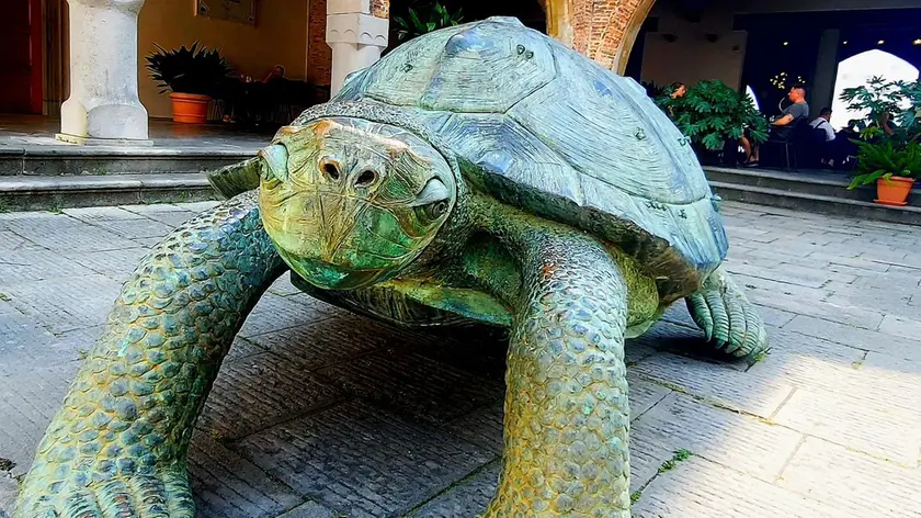 Una delle sculture di Ivan Theimer a Cividale