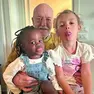 Enrico Brisighelli con le nipoti Mbali e Olivia