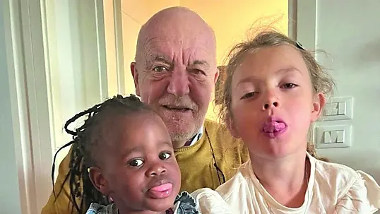 Enrico Brisighelli con le nipoti Mbali e Olivia