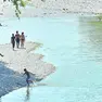 Alcune persone fanno il bagno nel Natisone nonostante il divieto foto petrussi