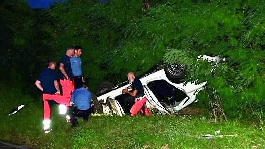 La ricerca dei documenti con le torce nel suv ribaltato nel fosso Foto Brisotto/Petrussi