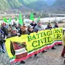 Le penne nere con lo striscione del Fuarce Cividât