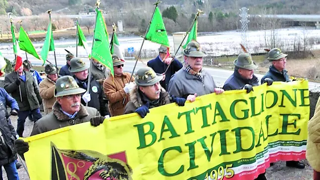 Le penne nere con lo striscione del Fuarce Cividât