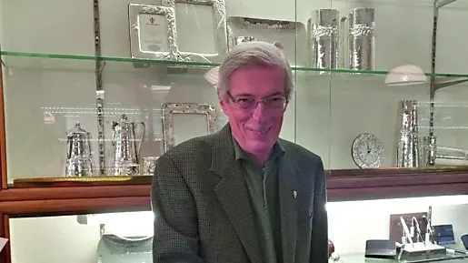 Rudy Croatto dietro il bancone della gioielleria in via delle Erbe
