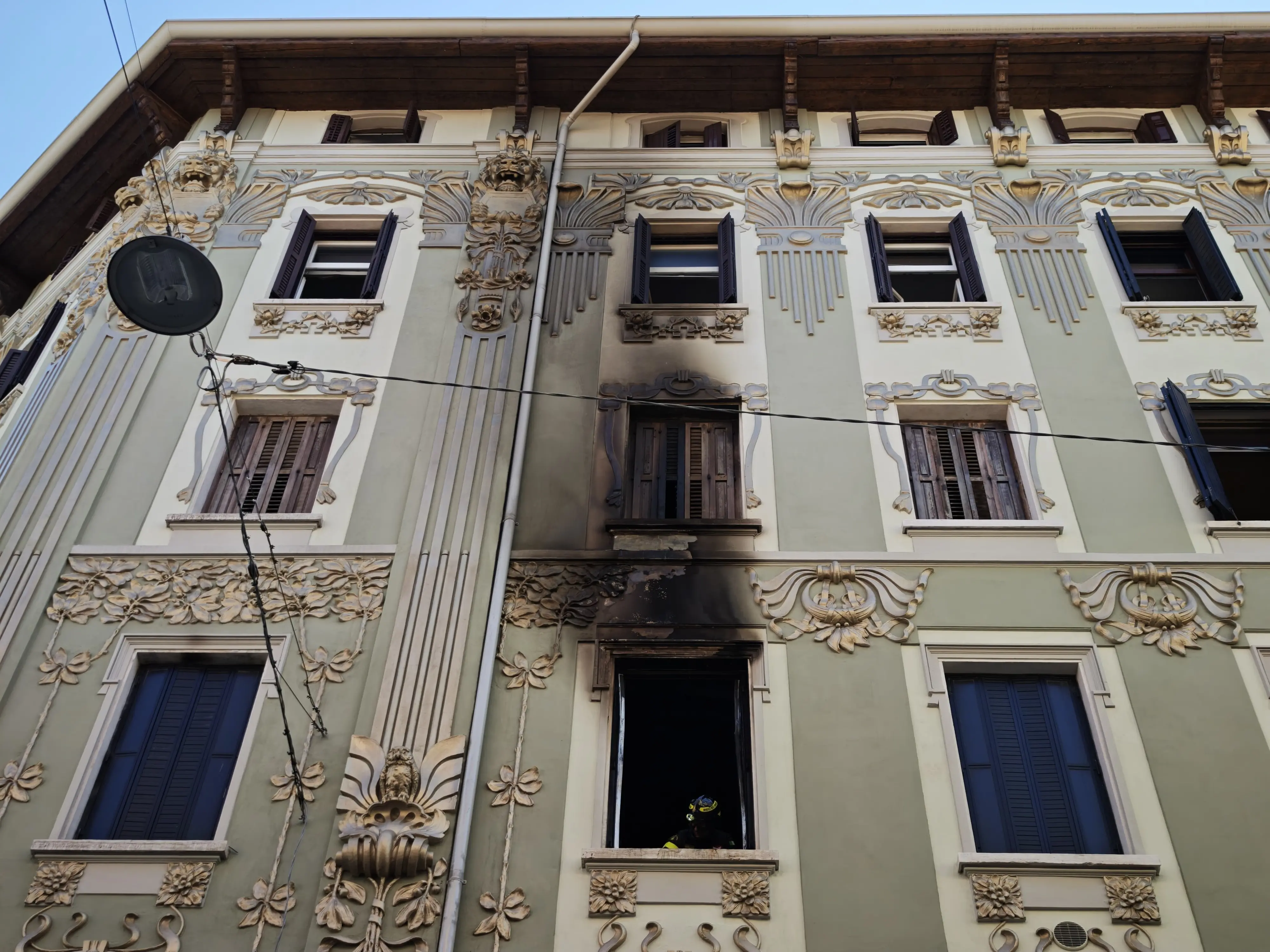La facciata del palazzo di via Galilei dove è scoppiato l'incendio (Foto Lasorte)