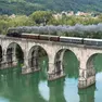 Un treno d’epoca sul ponte di Gorizia. Foto Fabrice Gallina