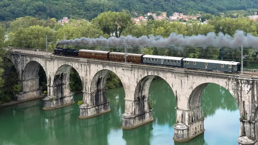 Un treno d’epoca sul ponte di Gorizia. Foto Fabrice Gallina