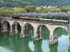 Un treno d’epoca sul ponte di Gorizia. Foto Fabrice Gallina