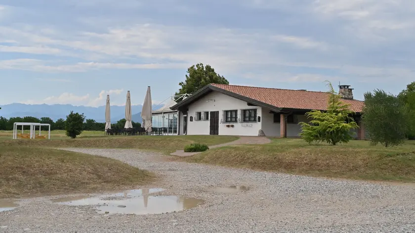 L’area, a Casali Pasch di Premariacco, in cui è avvenuta la rissa nella notte tra giovedì e ieri (Foto Petrussi)