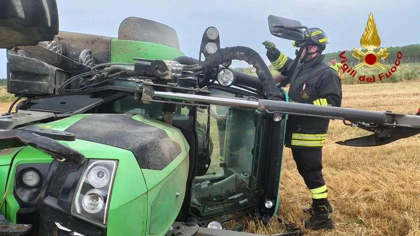 L'intervento dei vigili del fuoco sul trattore ribaltato