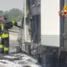 I vigili del fuoco al lavoro per spegnere le fiamme