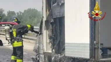 I vigili del fuoco al lavoro per spegnere le fiamme