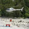 L'elicottero della Protezione civile recupera l'acqua per spegnere le fiamme