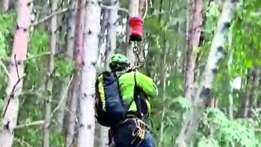 Una fase del recupero del parapendista sospeso sull’albero