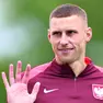 Il 27enne Jakub Piotrowski con la tenuta della nazionale polacca: il centrocampista è stato allenato da Runjaic quando l’attuale tecnico dell’Udinese era sulla panchina del Pogon