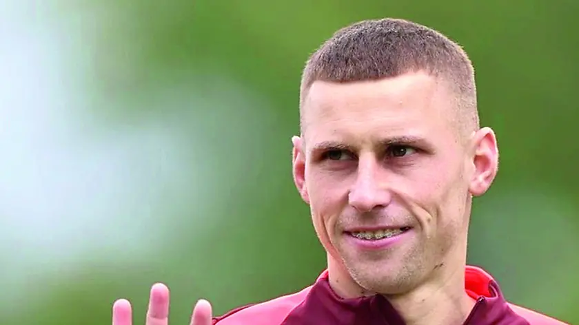 Il 27enne Jakub Piotrowski con la tenuta della nazionale polacca: il centrocampista è stato allenato da Runjaic quando l’attuale tecnico dell’Udinese era sulla panchina del Pogon