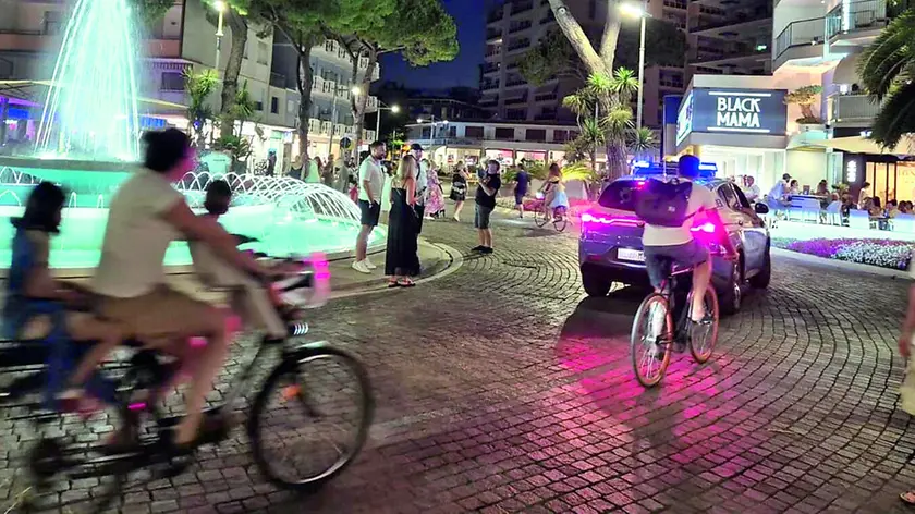 Una volante della polizia in piazza Fontana. Foto Petrussi