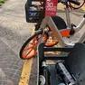 Spesso le bici del bike sharing vengono abbandonate nelle aree periferiche della città e usate, come in questo caso, come cestini