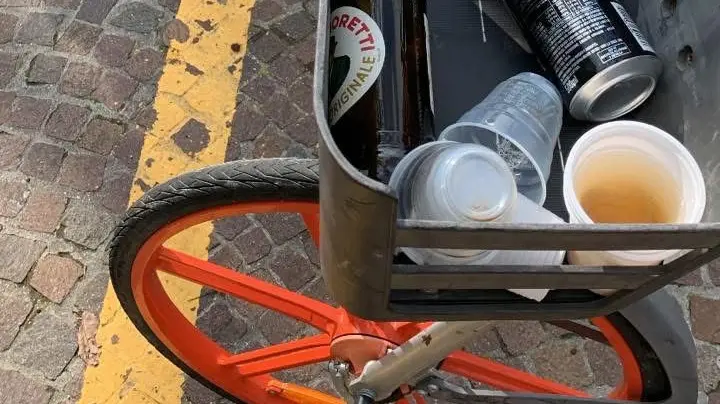 Spesso le bici del bike sharing vengono abbandonate nelle aree periferiche della città e usate, come in questo caso, come cestini