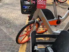 Spesso le bici del bike sharing vengono abbandonate nelle aree periferiche della città e usate, come in questo caso, come cestini