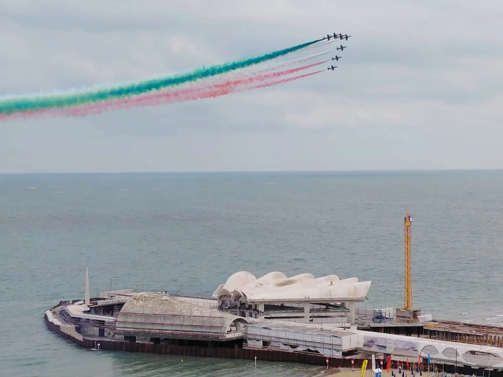 Incerti, fino all'ultimo. Fino a quando il tricolore non ha riempito il cielo di Lignano. L'airshow delle Frecce ha sfidato l'allerta meteo, passata da gialla ad arancione, e ha incantato il litorale friulano. Migliaia le persone con il naso in sù a vedere le acrobazie della Pan