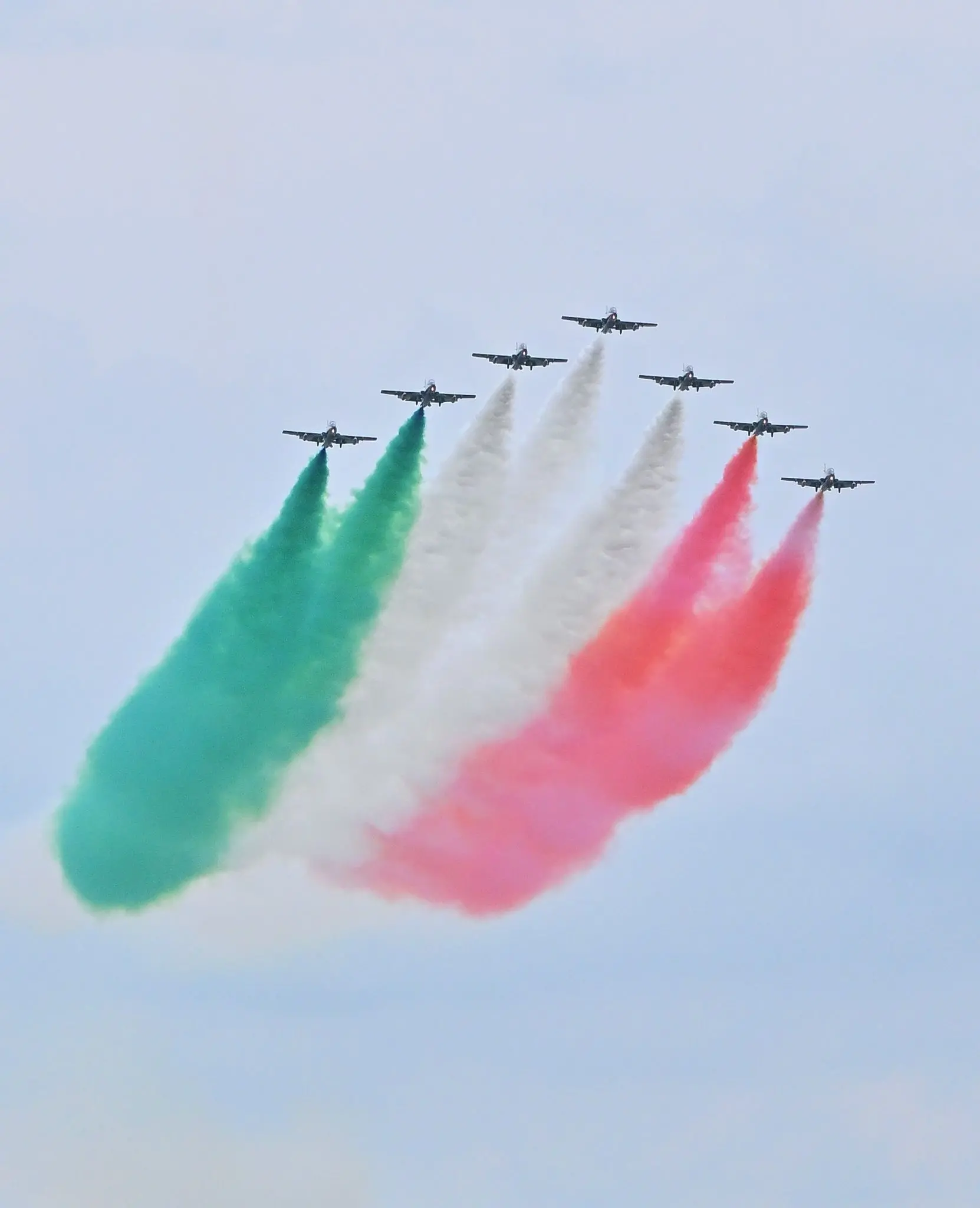 Incerti, fino all'ultimo. Fino a quando il tricolore non ha riempito il cielo di Lignano. L'airshow delle Frecce ha sfidato l'allerta meteo, passata da gialla ad arancione, e ha incantato il litorale friulano. Migliaia le persone con il naso in sù a vedere le acrobazie della Pan